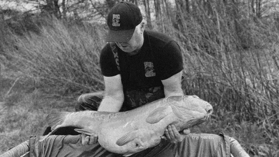 Darren with his PB mirror carp in the cradle